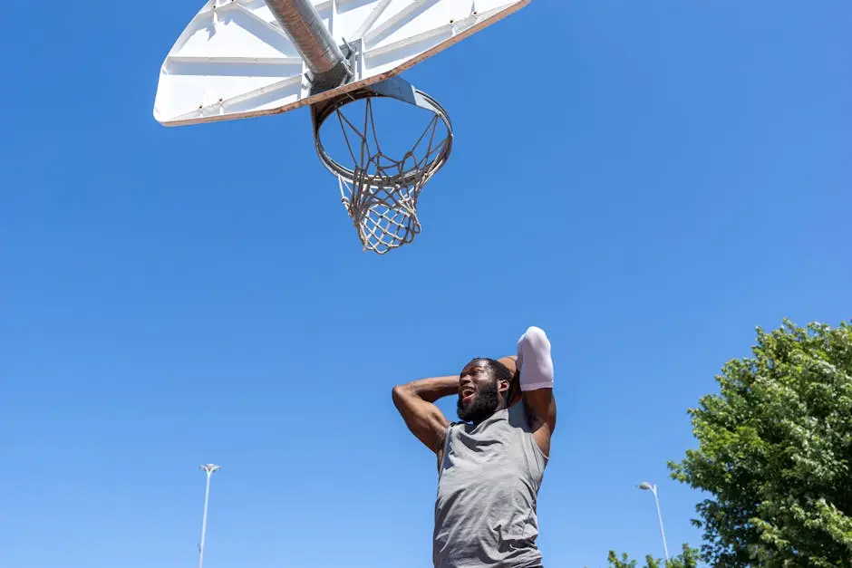 لاعب يقفز إلى السلة لتنفيذ Dunk على غرار ويمبانياما في NBA 2K26