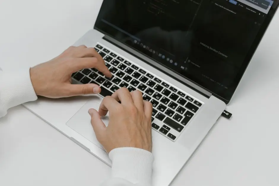 لابتوب ومفتاح أمان لتفعيل passkeys على حساب مايكروسوفت