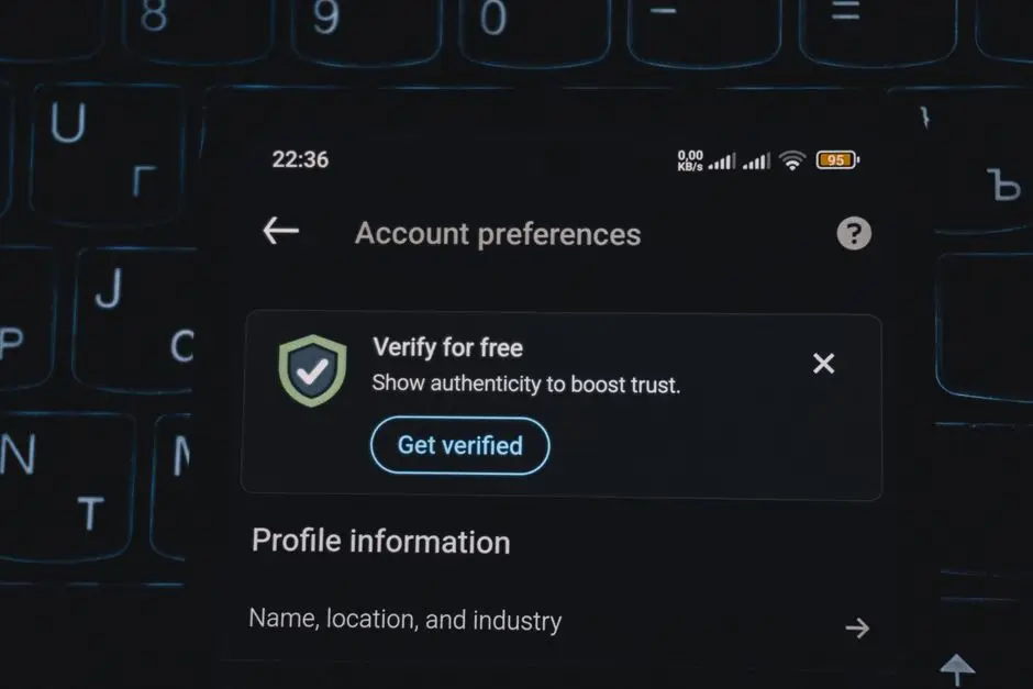 شاشة هاتف تعرض تنبيه تحقق من حساب، توضيح آلية عمل passkeys