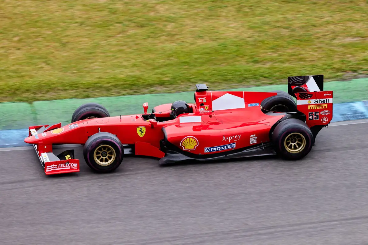 سيارة فورمولا 1 بسرعة عالية على حلبة سباق تمثل لعبة F1 25 في ps plus أكتوبر 2026