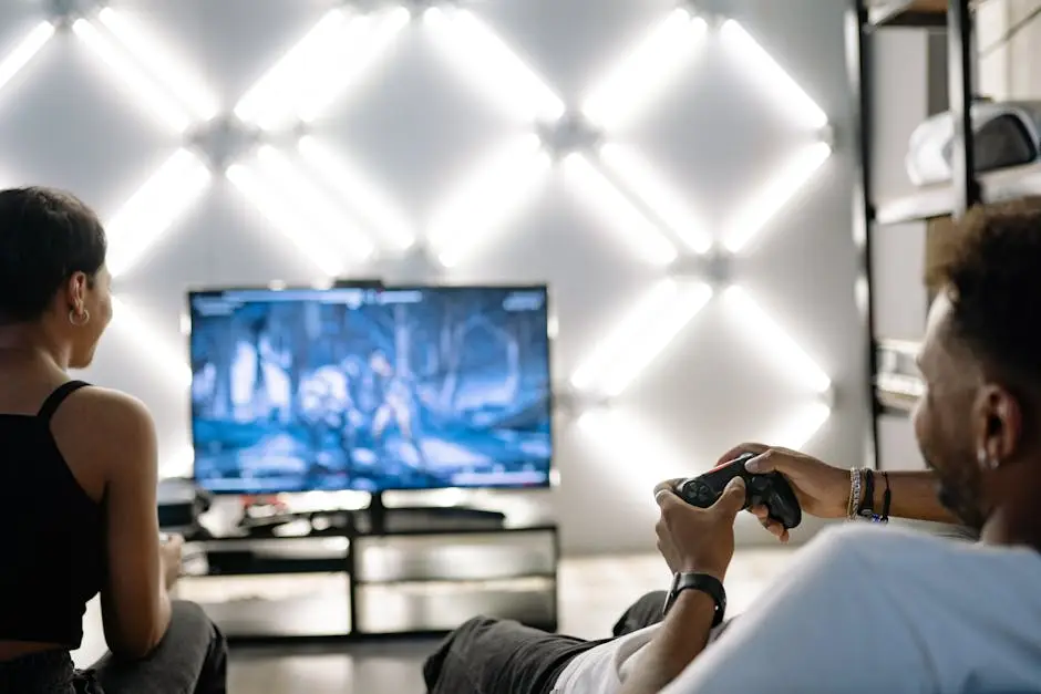 غرفة معيشة عصرية بإضاءة LED تظهر جلسة لعب على PS5 لمقارنة باقات ps plus