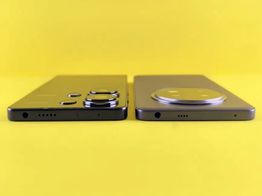 هاتفان ذكيان جنبًا إلى جنب على خلفية صفراء ذاكرين تصميم Galaxy Z Flip 8