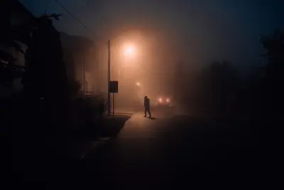 أجواء الرعب النفسي في لعبة Silent Hill f الضبابية الليلية