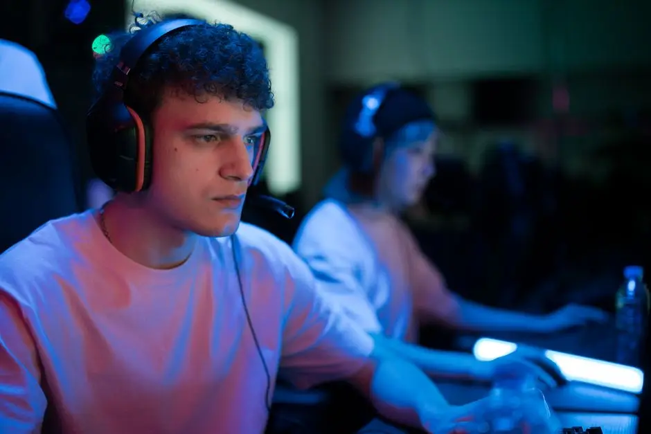 لاعب يتابع بث Summer Game Fest 2026 مباشرة عبر YouTube