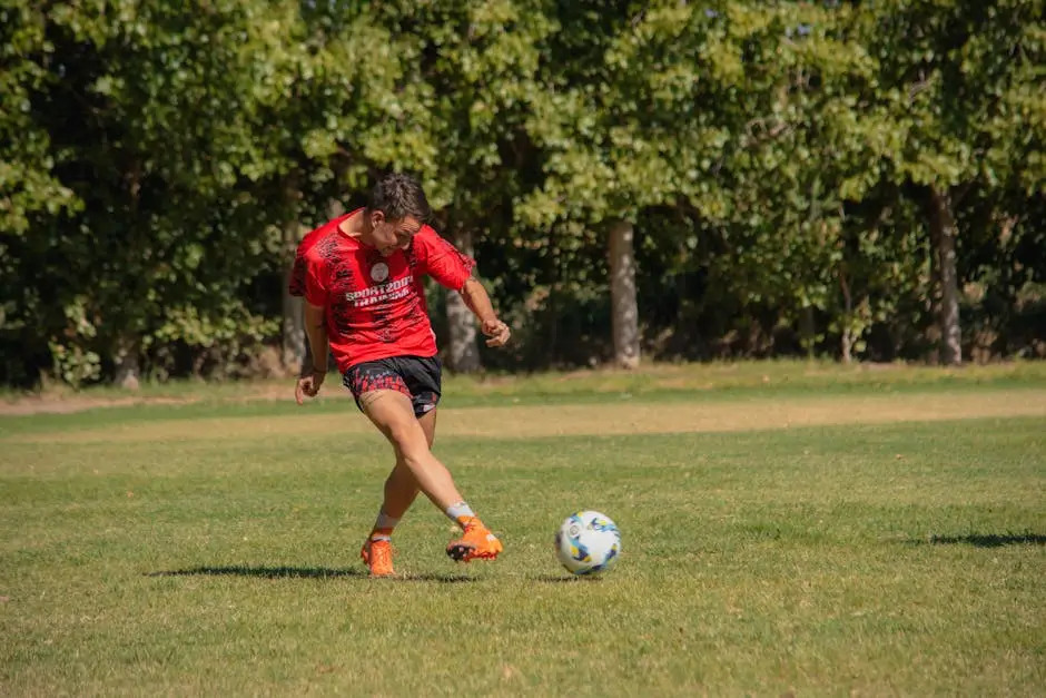 لاعب كرة قدم أثناء ركل الكرة يُمثّل تشكيلة EA Sports FC 26 الهجومية