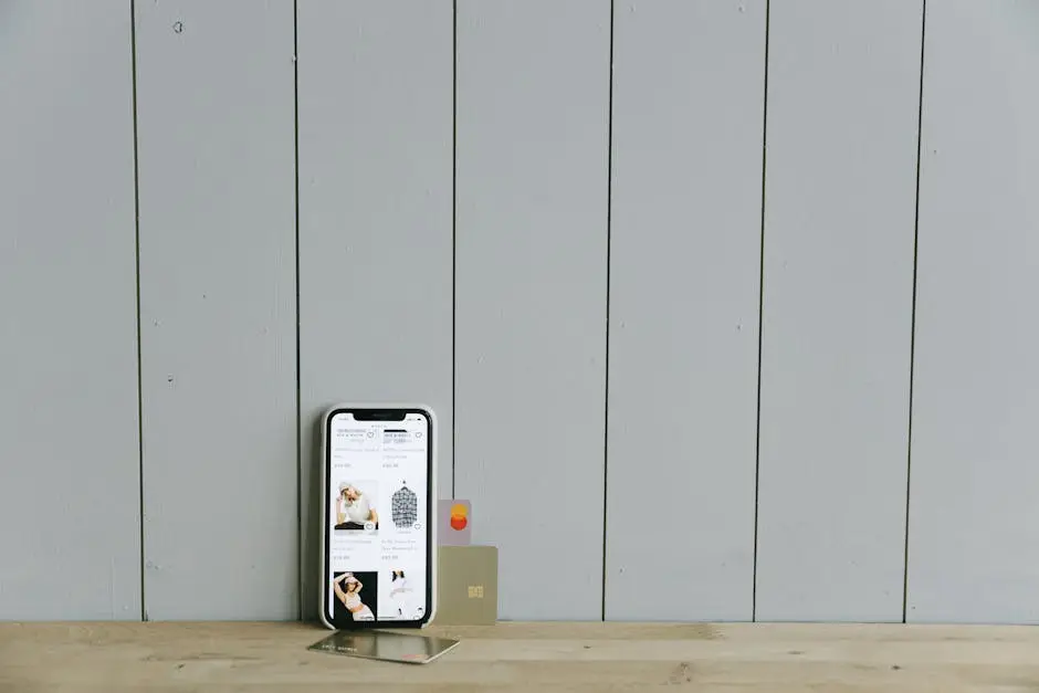 هاتف ذكي يعرض متجر إلكتروني وبطاقة دفع تمثل تجربة Universal Cart للمستخدم العربي