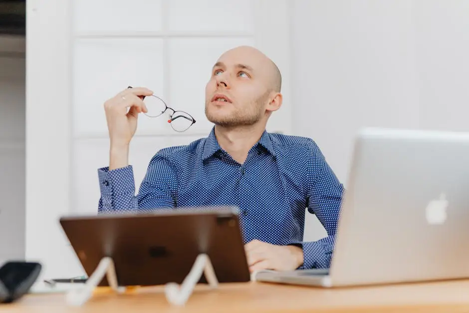 مستخدم يفكر في اختيار أداة Vibe Coding المناسبة
