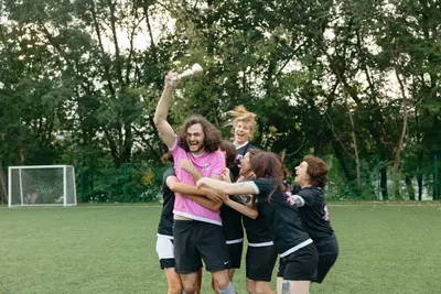 أستون فيلا في EA FC 26 - فريق يحتفل برفع كأس البطولة بعد فوز تاريخي