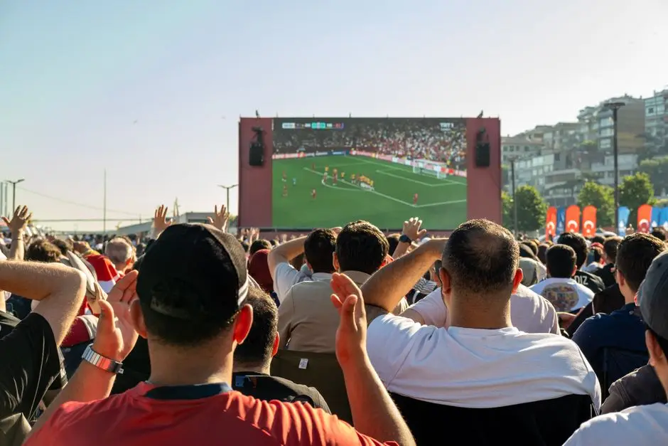 متابعة مباريات كأس العالم 2026 على شاشة كبيرة ومقارنة ألعاب كرة القدم المجانية للموبايل