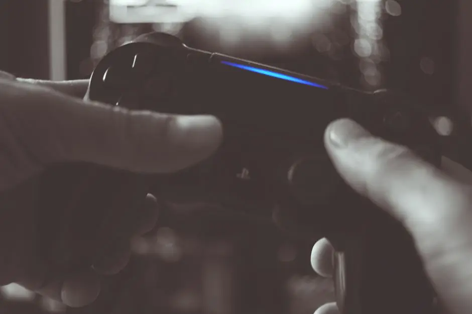 افضل العاب بلاي ستيشن 4 الحصرية - يدا لاعب على يد تحكم DualShock