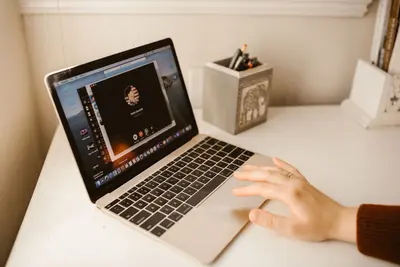 لابتوب مفتوح يعرض جلسة برنامج التحكم عن بعد بالكمبيوتر بين جهازين