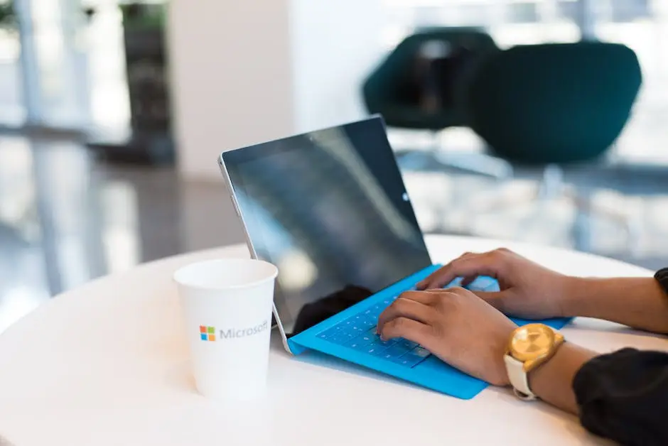 العمل على لاب توب مع تطبيقات Microsoft Office وOneDrive للتخزين السحابي
