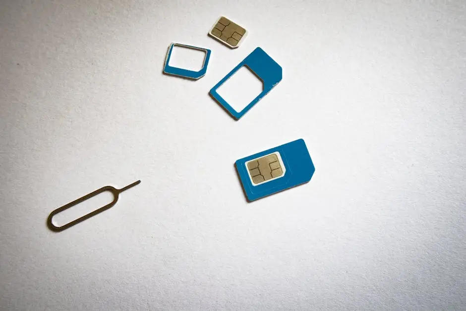 شرائح SIM وأداة الإخراج على خلفية بيضاء - eSIM وشريحة STC للحج 2026