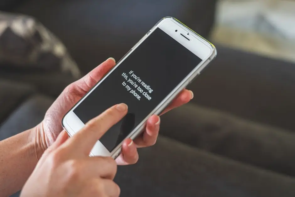 شخص يستخدم هاتفًا ذكيًا لتشغيل أدوات إمكانية الوصول مثل Google Lookout وApple Magnifier