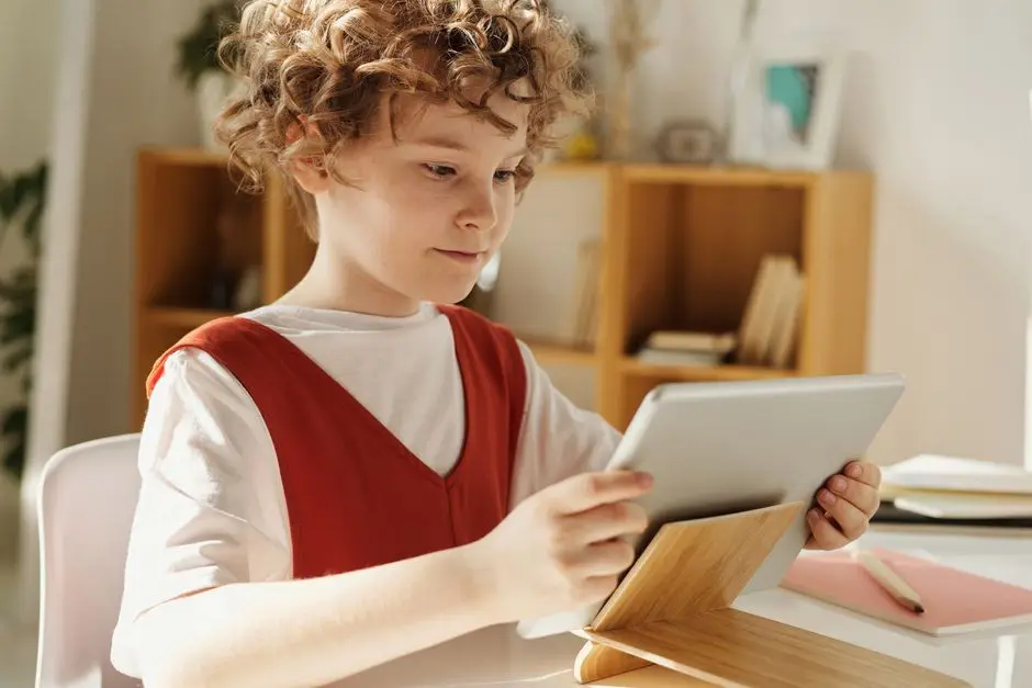 طفل يستخدم تابلت أندرويد مع تطبيق الرقابة الأبوية Family Link
