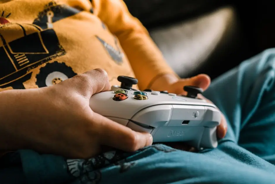 طفل يلعب على Xbox مع ضبط الرقابة الأبوية عبر Microsoft Family Safety