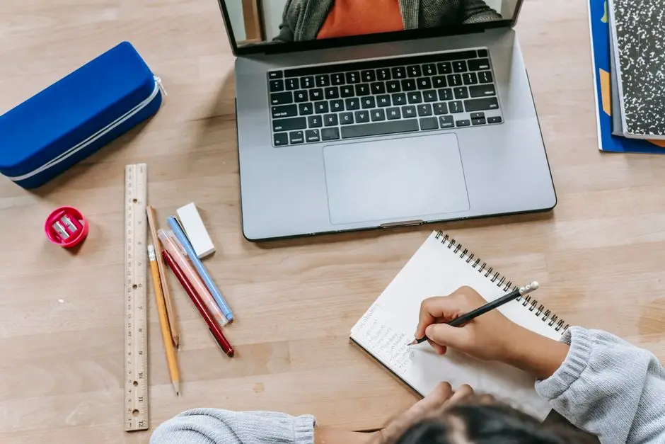 طالبة تستخدم تطبيقات تعلم الإنجليزية بالذكاء الاصطناعي مع دفتر ولابتوب