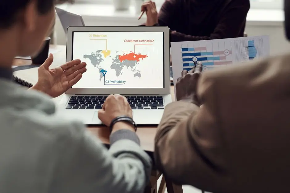فريق مبيعات يعقد اجتماعاً مع تكامل CRM لتلخيص الاجتماعات بالذكاء الاصطناعي