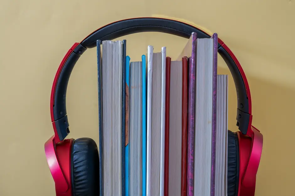 كتب مع سماعات صوتية تمثل ملخصات كتب صوتية على تطبيق وجيز