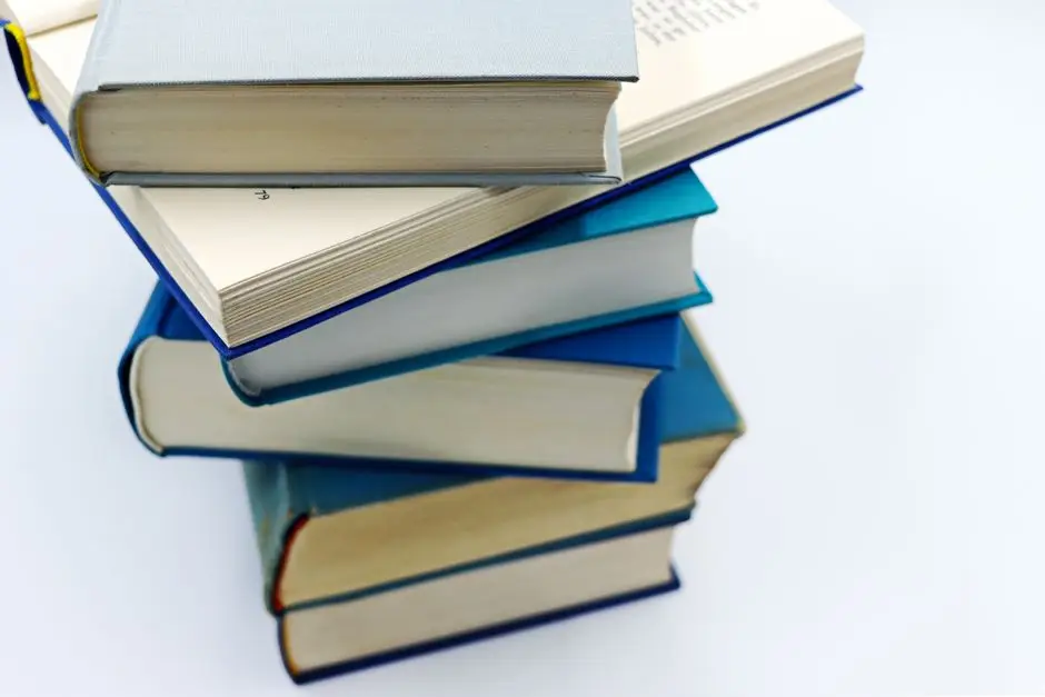 مكتبة كتب زرقاء تشير إلى مكتبات Blinkist و Shortform للتلخيص بالإنجليزية