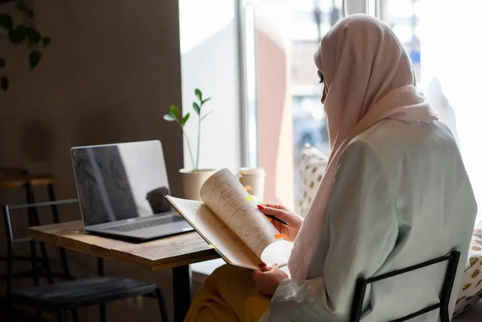 قارئة تجمع بين الكتاب المطبوع واللابتوب - فجوة تلخيص الكتب باللغة العربية