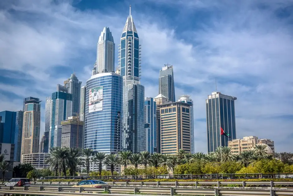 أفق دبي مع منصة realLaw AI للبحث في قوانين الإمارات