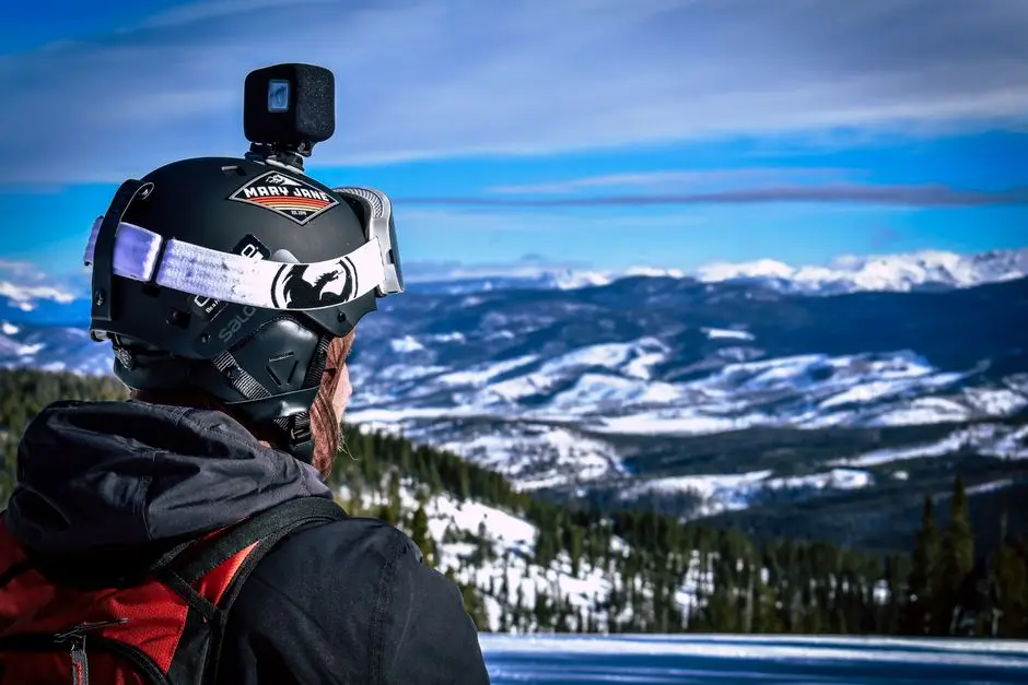 كاميرا 360 درجة Insta360 X5 على خوذة في الجبال المكسوة بالثلج
