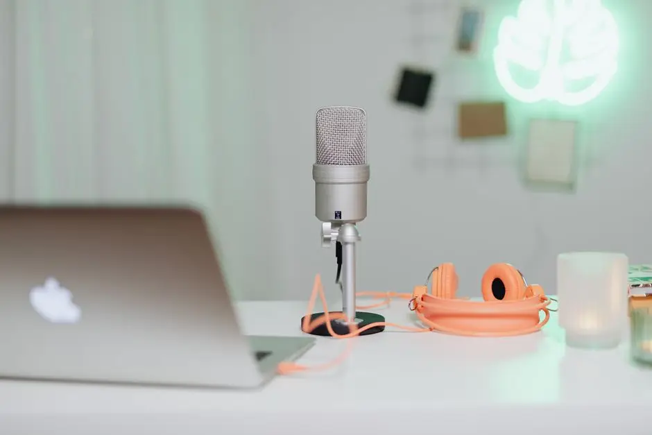 مايكروفون USB متصل بلابتوب وسماعات لإعداد البث المباشر