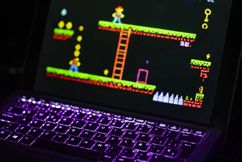 لاب توب يعرض لعبة ريترو يمثل واجهة RetroArch الموحدة