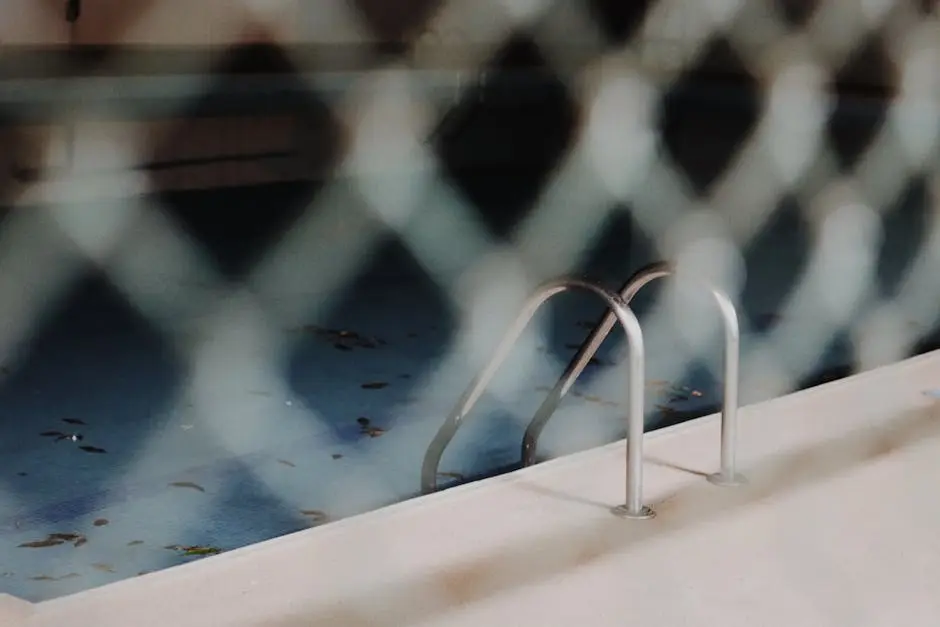 حمام سباحة مهجور يحاكي أجواء لعبة POOLS من عالم Backrooms