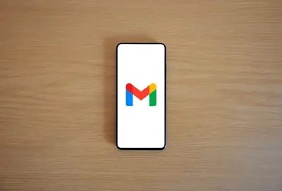 شعار Gmail على هاتف ذكي عند إنشاء حساب جيميل جديد