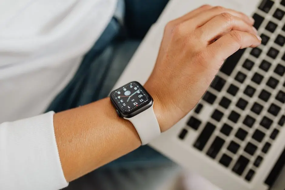 ابل باي على Apple Watch مع تكامل مع الايفون والكمبيوتر