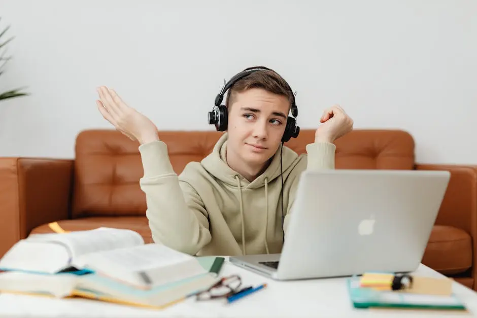 طالب يستخدم لاب توب وسماعات للدراسة عن بعد على منصة Canvas LMS من المنزل