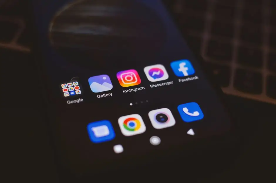 تطبيقات التواصل الاجتماعي على هاتف ذكي تستخدمها فئات المستخدمين العرب
