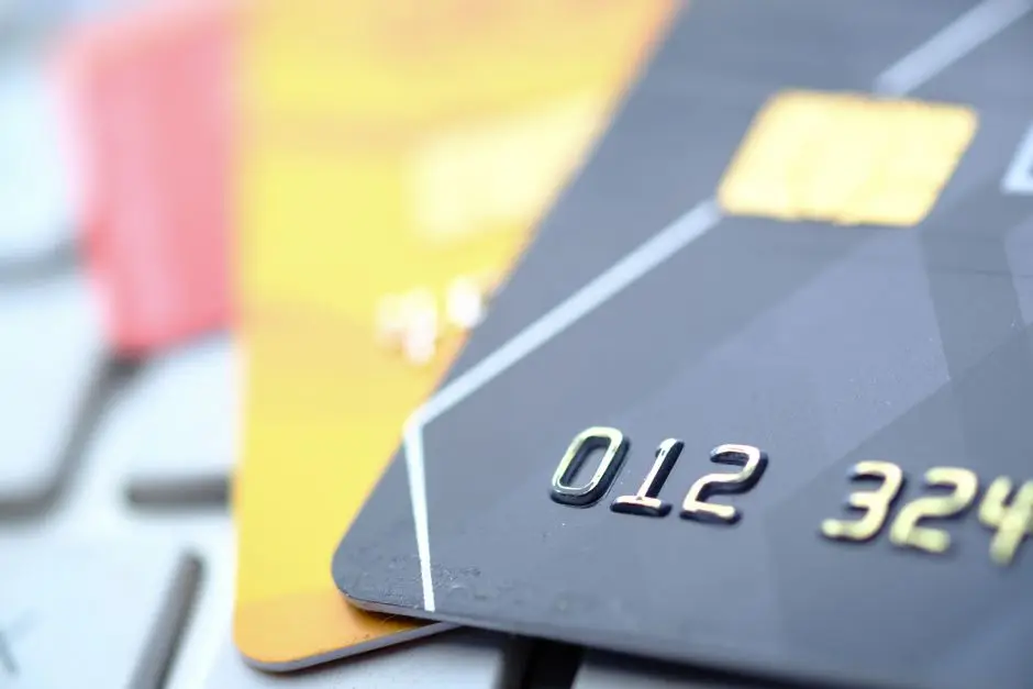 بطاقات الدفع وتجميدها بعد اختراق تطبيقات التسوق