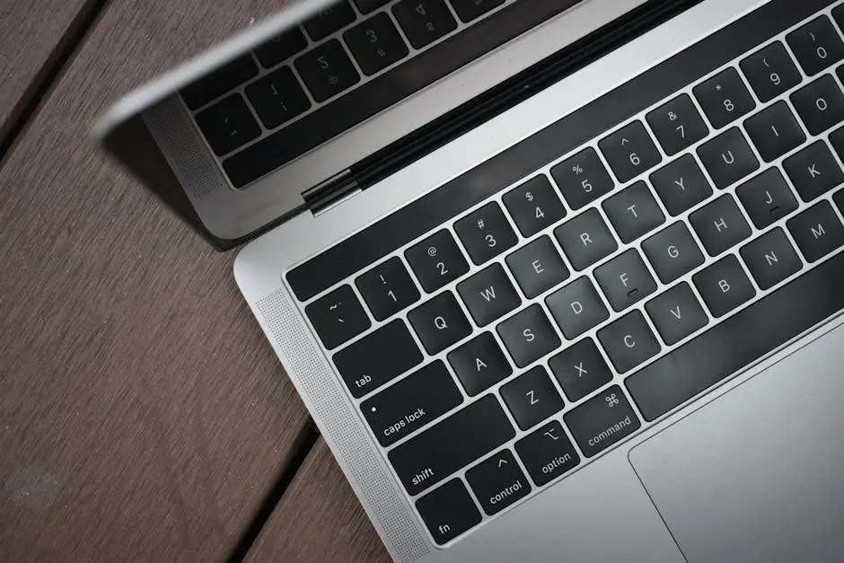 لوحة مفاتيح لاب توب حديث تشبه ماك بوك تعرض مفاتيح اختصارات الكيبورد على macOS