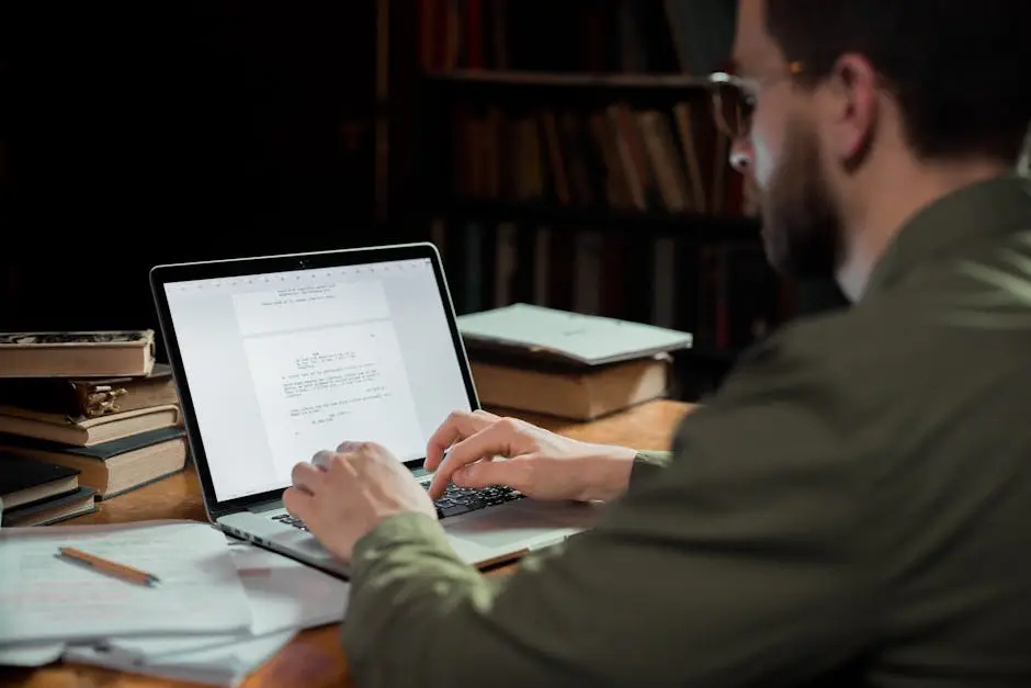 شخص يكتب مستنداً على اللاب توب في بيئة هادئة تمثل استخدام اختصارات الكيبورد في Word