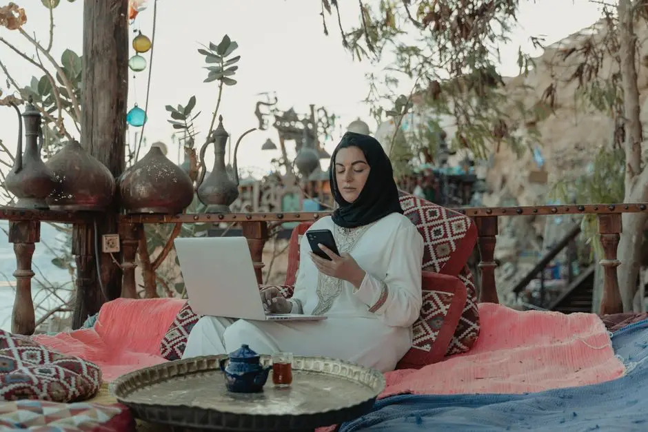مستخدمة عربية تكتب سؤالاً وتتجنّب أخطاء اسأل الذكاء الاصطناعي