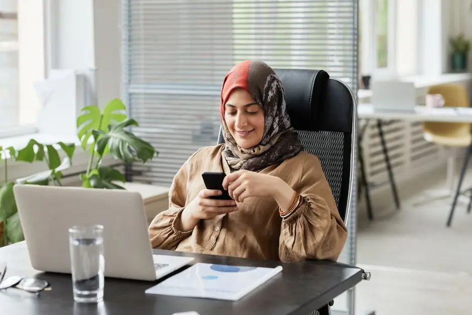 موظفة محترفة تختار المنصة المناسبة عند اسأل الذكاء الاصطناعي