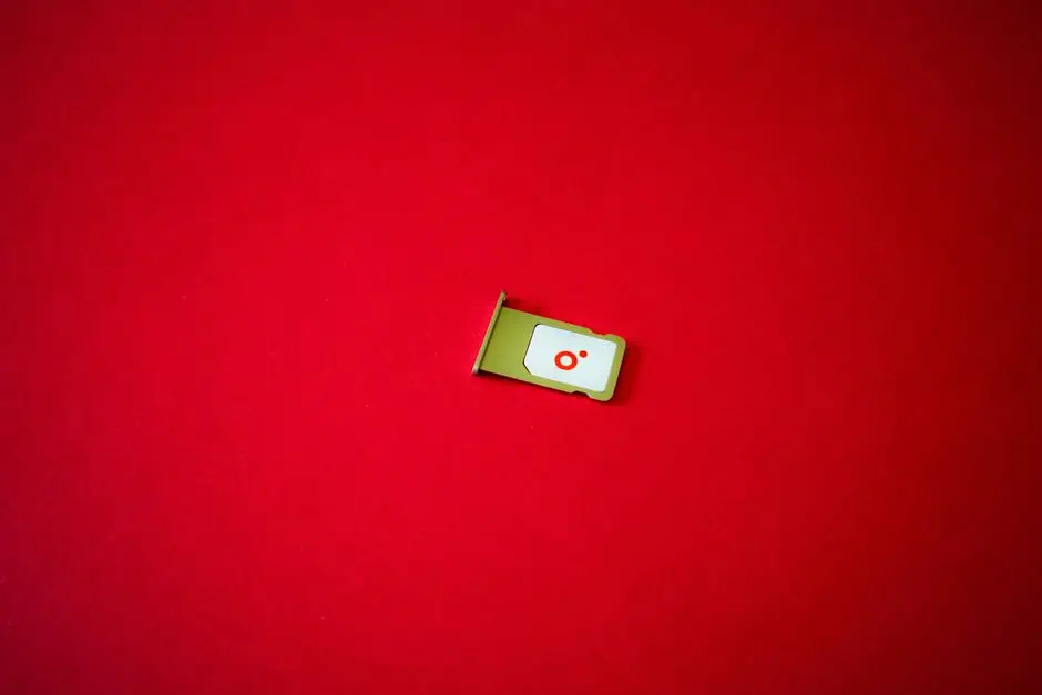 شريحة SIM على خلفية حمراء - افضل تطبيقات eSIM للسفر توفّر بديلًا رقميًا للشرائح البلاستيكية