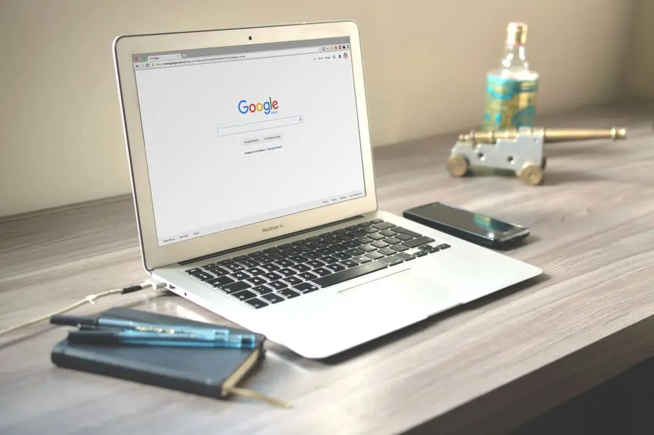 بحث Google مع Gemini 3.8 Flash على مساحة عمل تحتوي لابتوب ودفتر