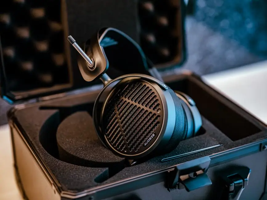 سماعة Audeze فاخرة للألعاب في علبة محمية للنقل