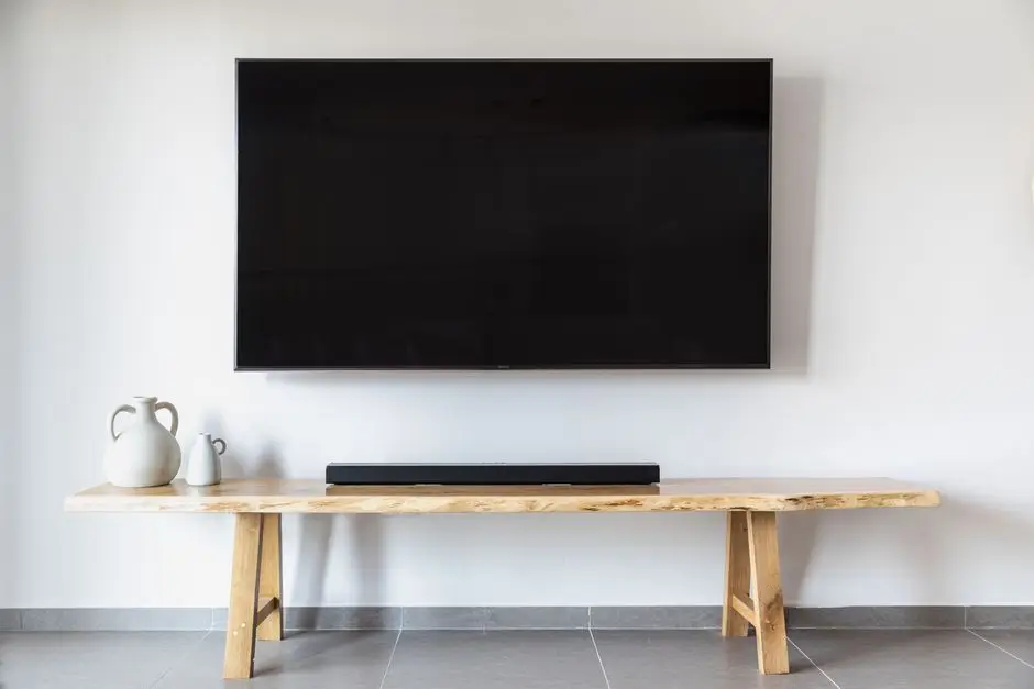 افضل شاشة تلفزيون 2026 من فئة OLED معلقة على الجدار في غرفة معيشة