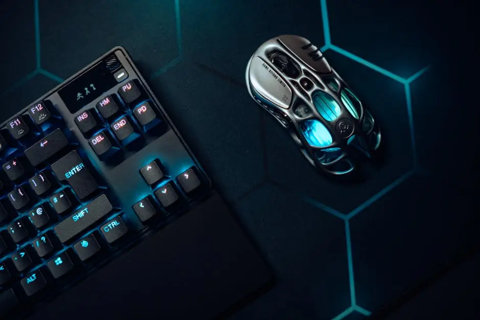 ماوس جيمنج ايرغونومي مع لوحة مفاتيح بإضاءة زرقاء كأنه Razer DeathAdder V3 Pro