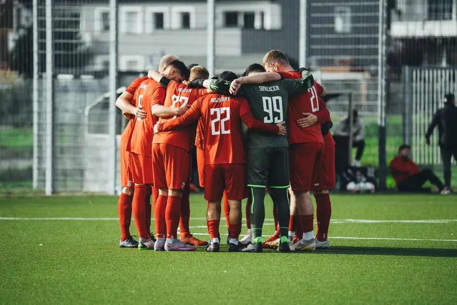 لاعبو منتخب البرتغال بزيهم الأحمر يستعدون للمباراة في EA FC 27