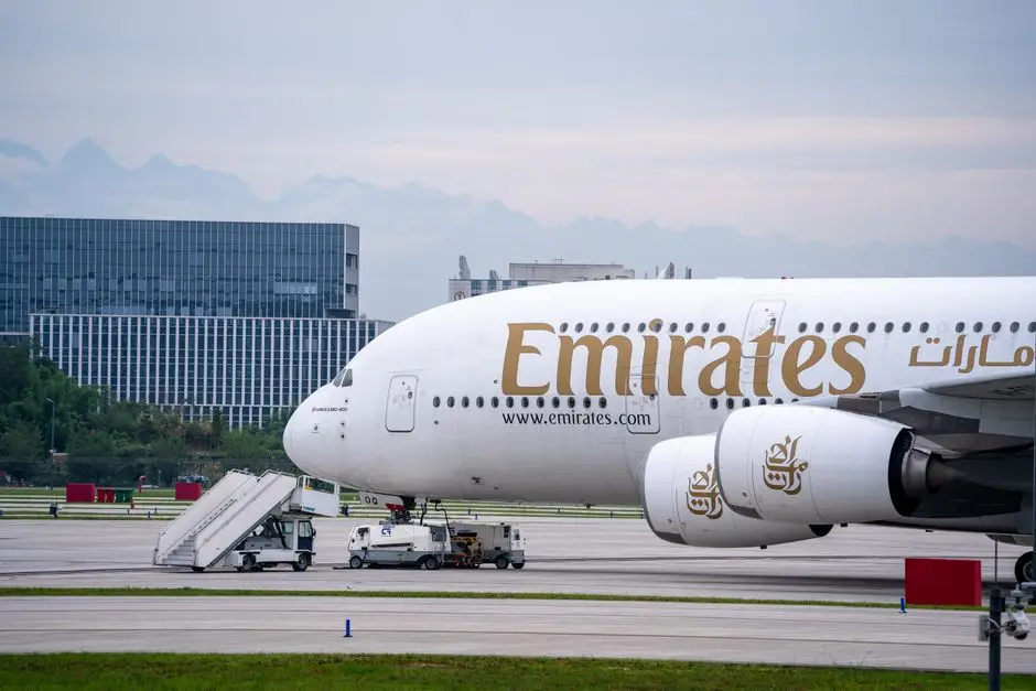 طائرة إيرباص A380 لطيران الإمارات في مبنى مطار دبي 3