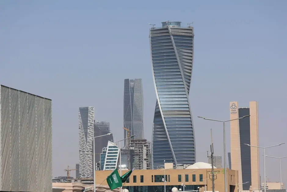 أفق مدينة الرياض بناطحات السحاب حيث تنتشر شبكات الجيل الخامس في السعودية