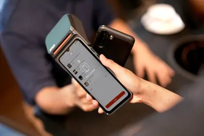 الدفع بالهاتف عبر تقنية NFC على جهاز نقطة بيع حديث