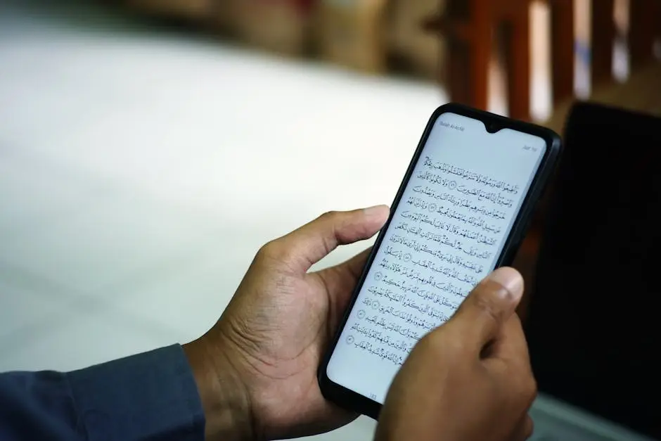 تطبيق نُسُك على هاتف ذكي داخل المسجد، يدمج الذكاء الاصطناعي في الحج لخدمة الحجاج