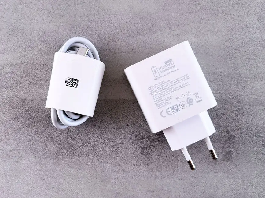 شاحن GaN صغير الحجم بمنفذ USB-C للشحن السريع